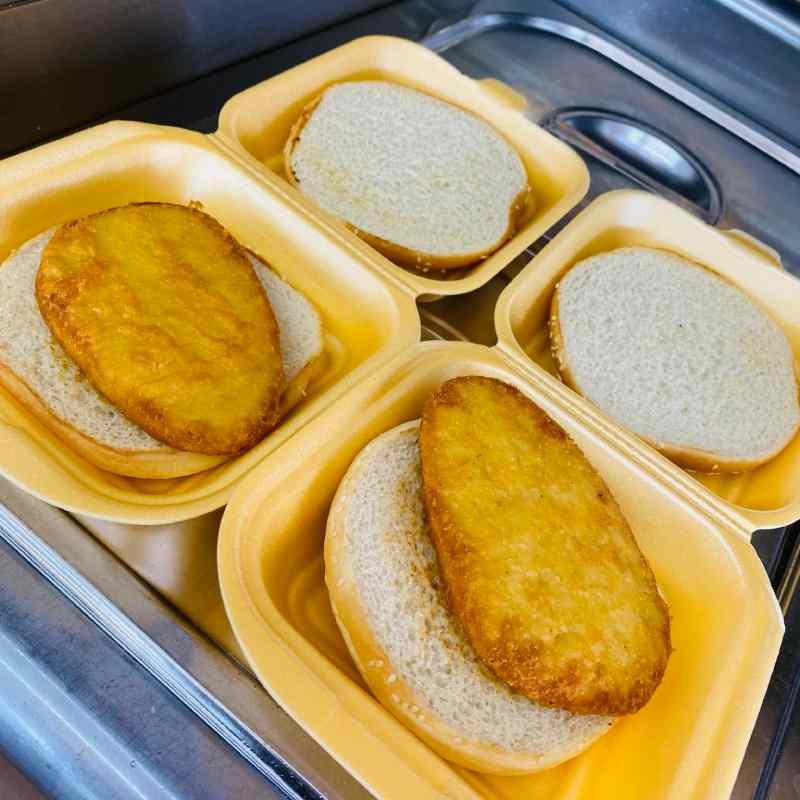 CHICKEN BURGERS FRESH AND FILLING ROLLS BURSTING
WITH DELICIOUS FILLINGS